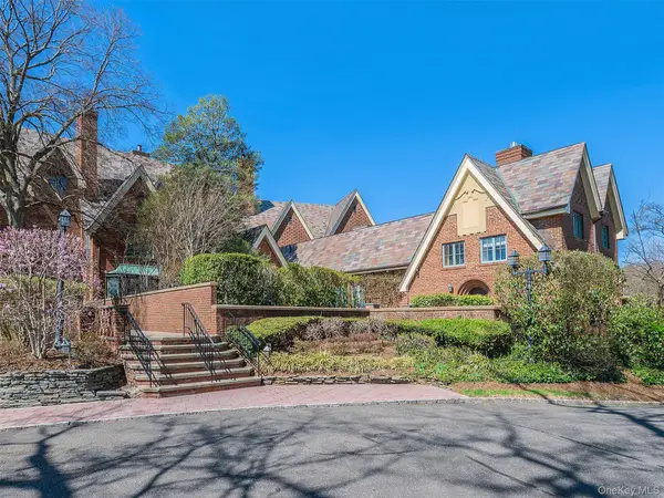 155 Estate Court, Roslyn Heights, NY 11577