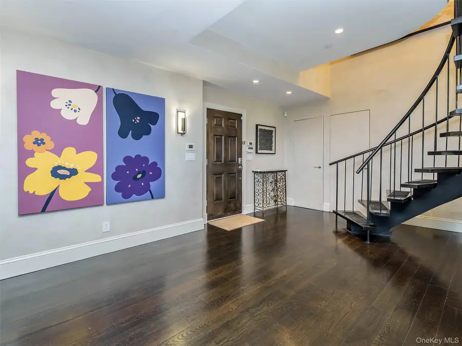 155 Estate Court, Roslyn Heights, NY 11577 - #3