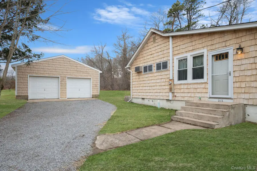 212 Mount Vernon Avenue, Medford, NY 11763 - #2