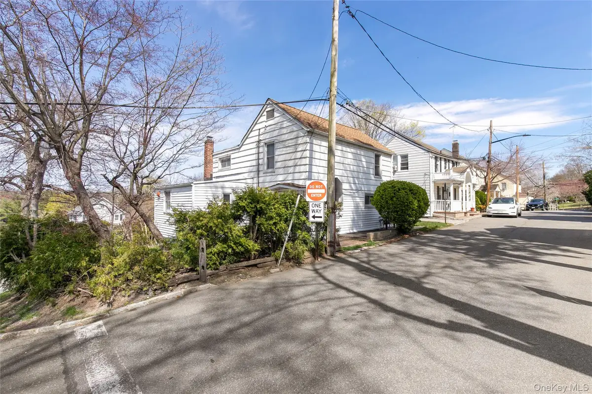 11 Lee Court, Great Neck, NY 11024 - #1