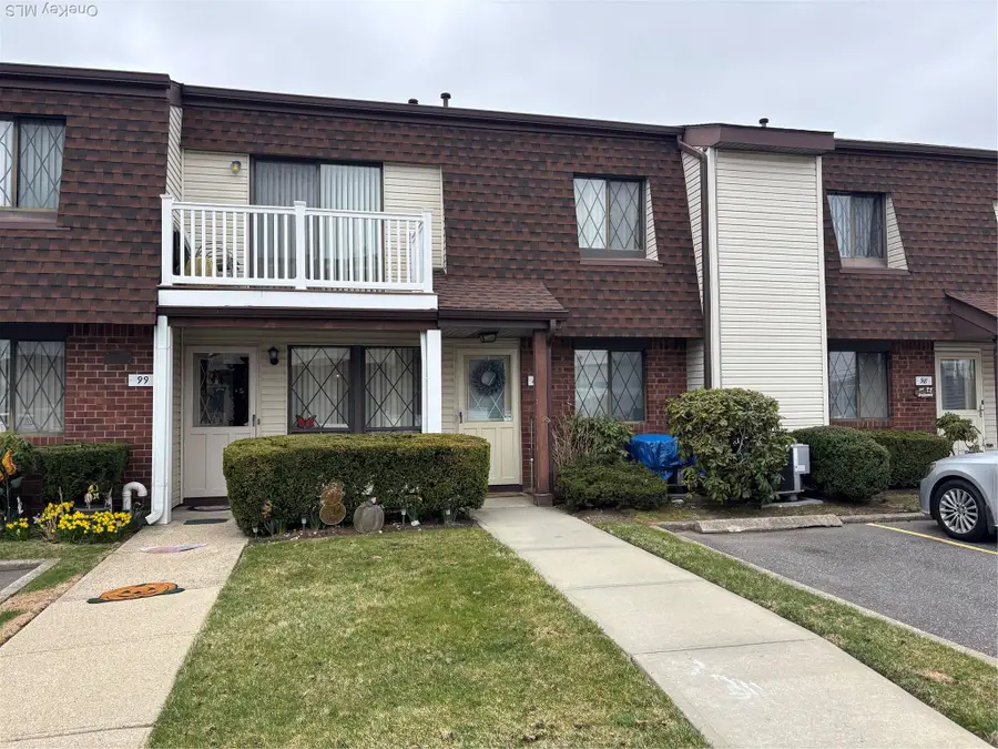 100 Cambridge Drive, Copiague, NY 11726 - #2