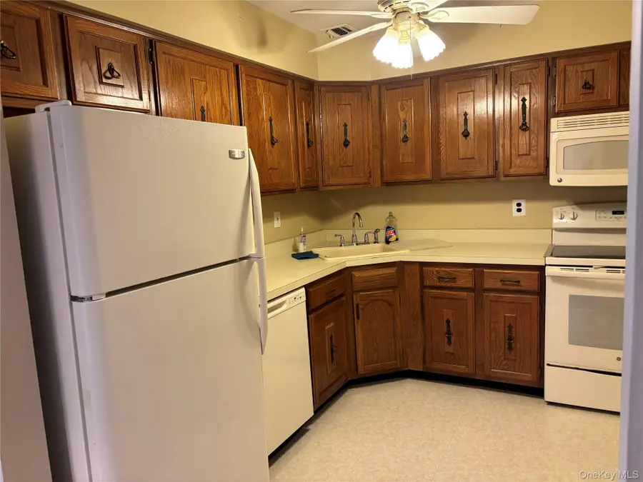 100 Cambridge Drive, Copiague, NY 11726 - #3