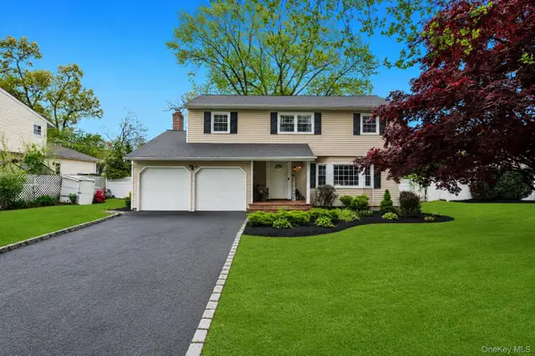 16 Lenore Place, Hauppauge, NY 11788