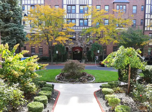 4 Maple Drive #5L, Great Neck, NY 11021