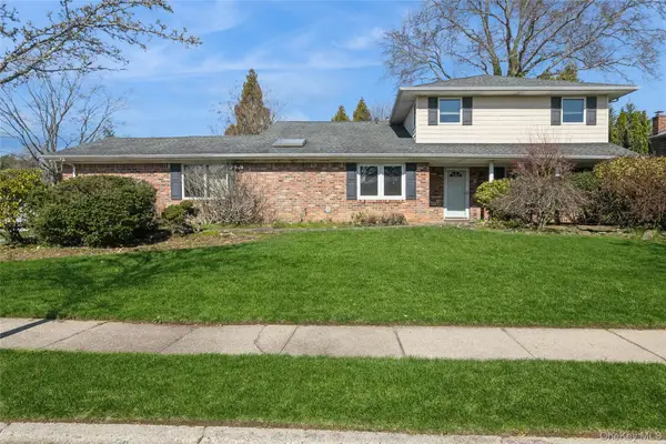 3 Clemson Lane, Woodbury, NY 11797