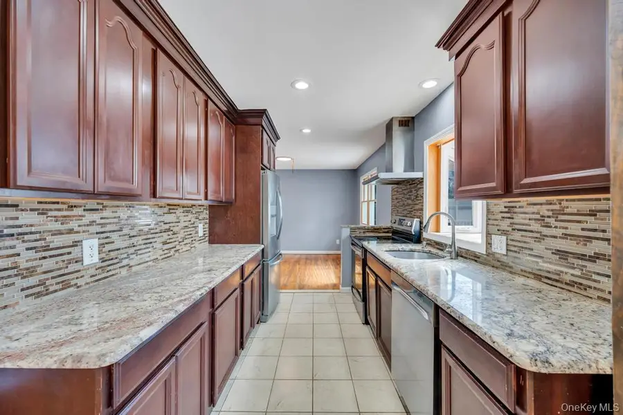 10 Winnetica Lane, East Islip, NY 11730 - #2