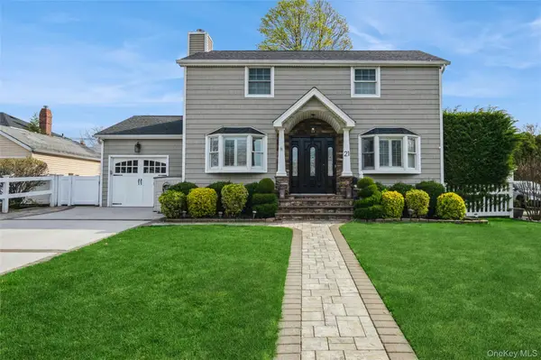 21 Crest Road E, North Merrick, NY 11566