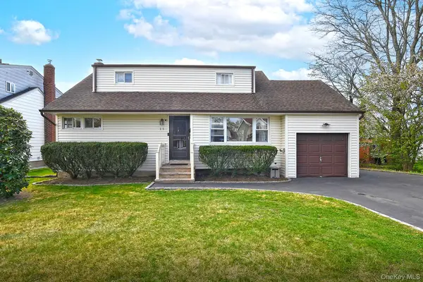 25 Lincoln Road N, Plainview, NY 11803