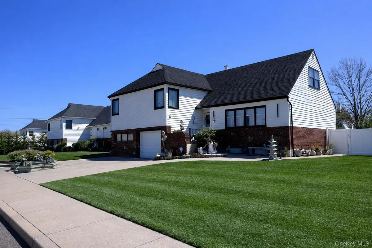 13 Noon Place, Freeport, NY 11520 - #1