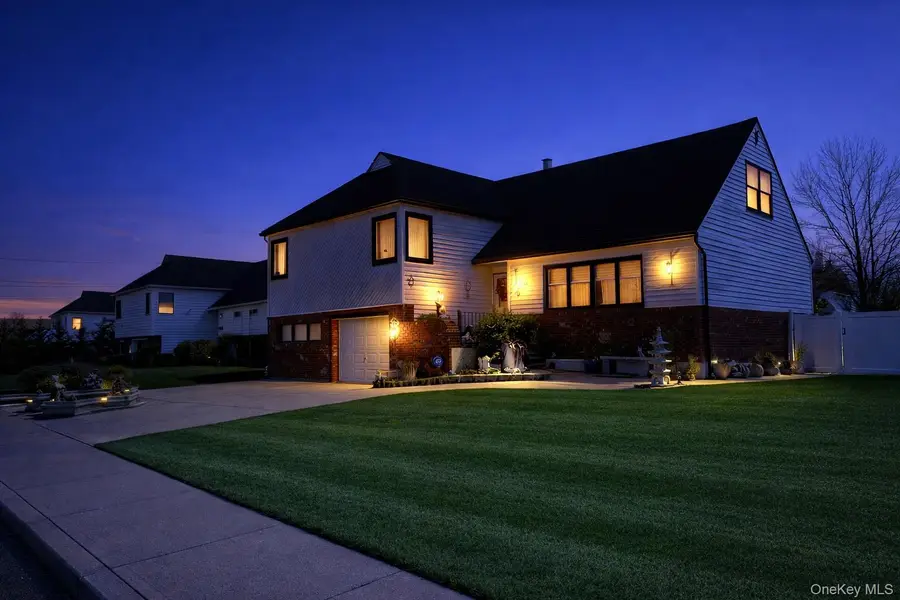 13 Noon Place, Freeport, NY 11520 - #2