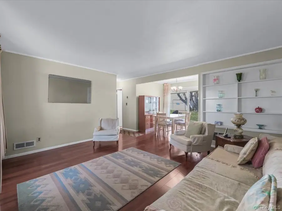 11 Hewitt Street, Hicksville, NY 11801 - #3