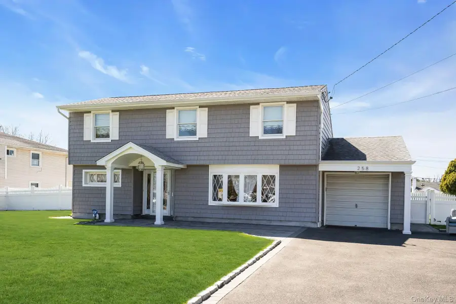 258 E 5th Street, Deer Park, NY 11729 - #3