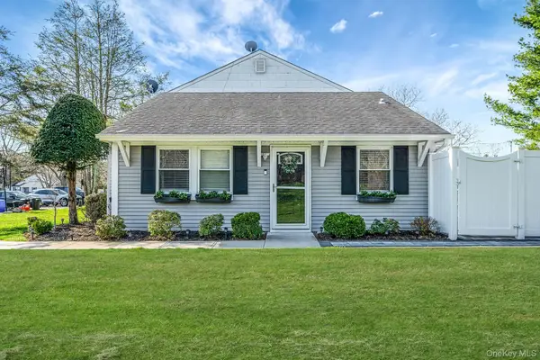 10 Gettysburg Court, Coram, NY 11727