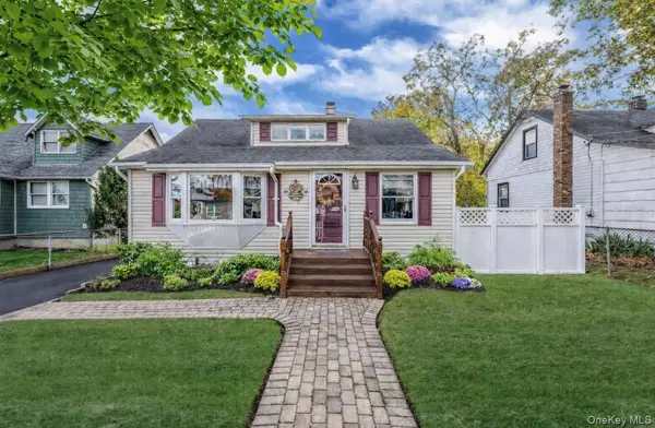 38 Roslyn Street, Islip Terrace, NY 11752