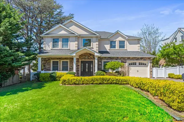 39 Coolidge Avenue, Roslyn Heights, NY 11577