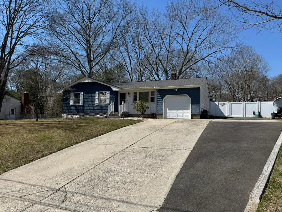 60 Syracuse Avenue, Medford, NY 11763 - #2