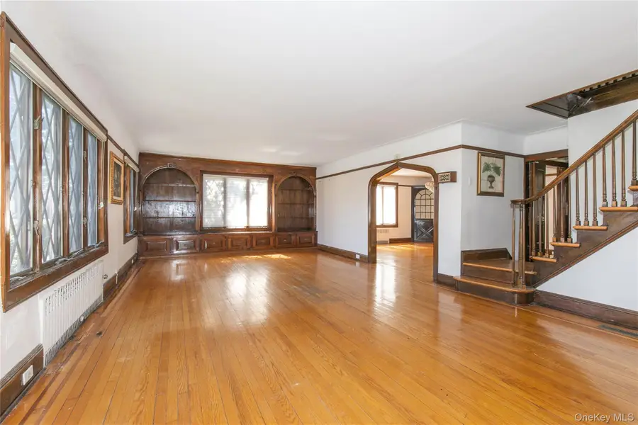 8 Stuart Street, Great Neck, NY 11023 - #2