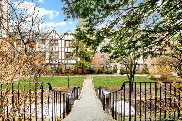 7 Greenridge Avenue #B8, White Plains, NY 10605