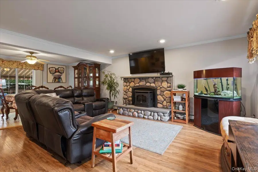 28 Cherokee Avenue, West Islip, NY 11795 - #3