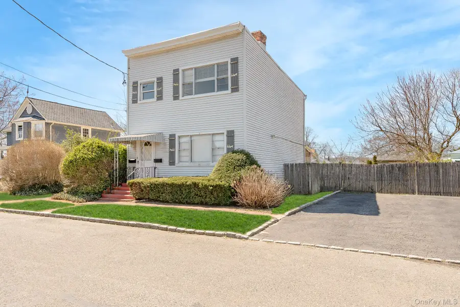 183 S 7th Street, Lindenhurst, NY 11757 - #3