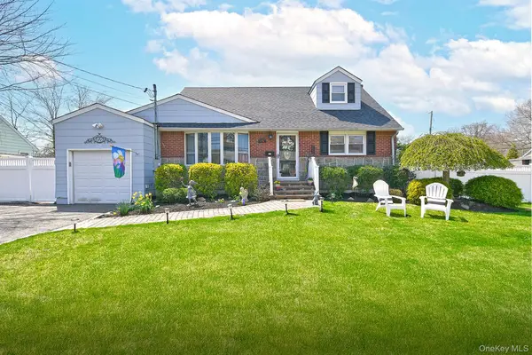 2 Keats Place, Greenlawn, NY 11740