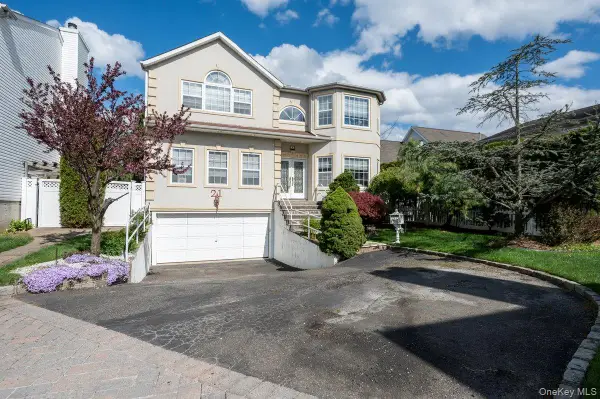 21 Central Court, Carle Place, NY 11514