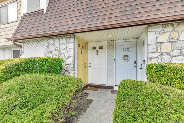 129 Pointe Circle N #129, Coram, NY 11727