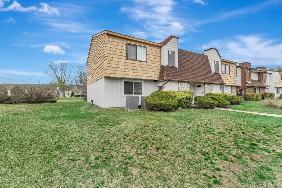 129 Pointe Circle N #129, Coram, NY 11727 - #3