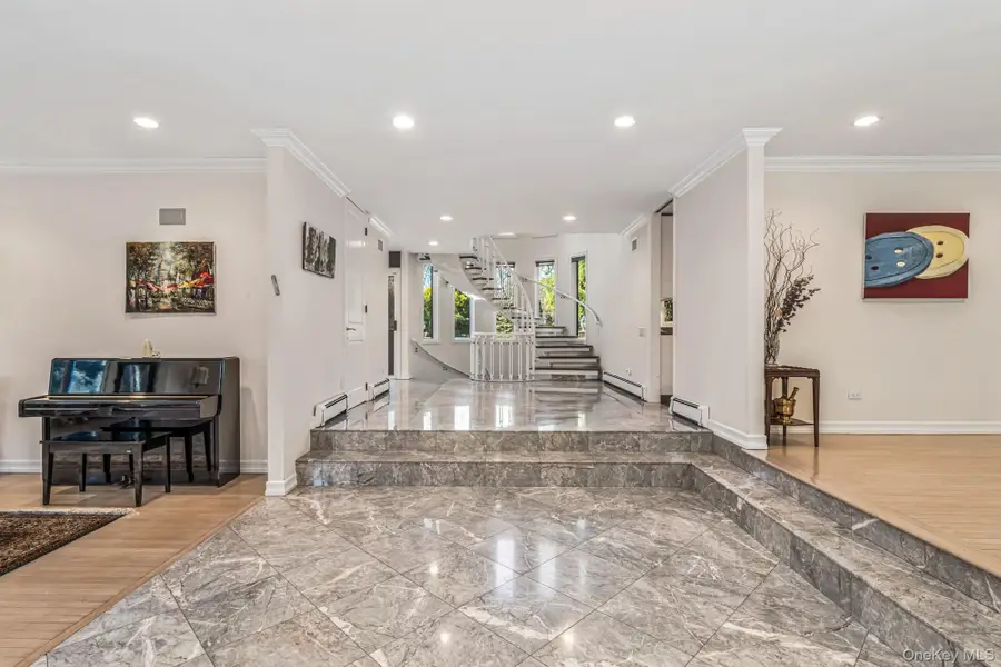 6 Coachmans Court, Old Westbury, NY 11568 - #2