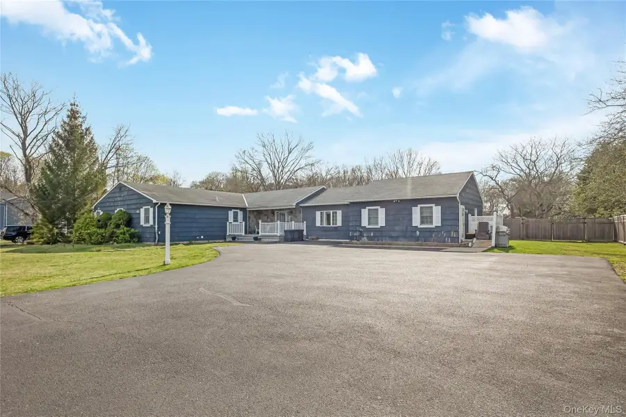 590 Lincoln Avenue, Sayville, NY 11782 - #2