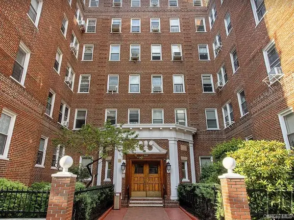 63-109 Saunders Street #A8, Rego Park, NY 11374