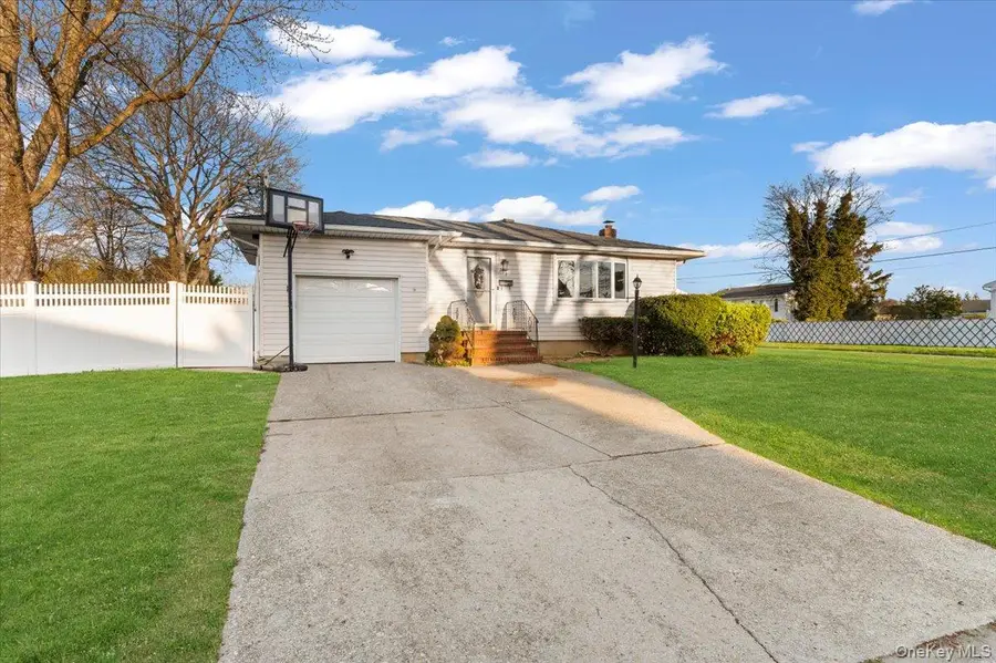 719 Catskill Avenue, Lindenhurst, NY 11757 - #2