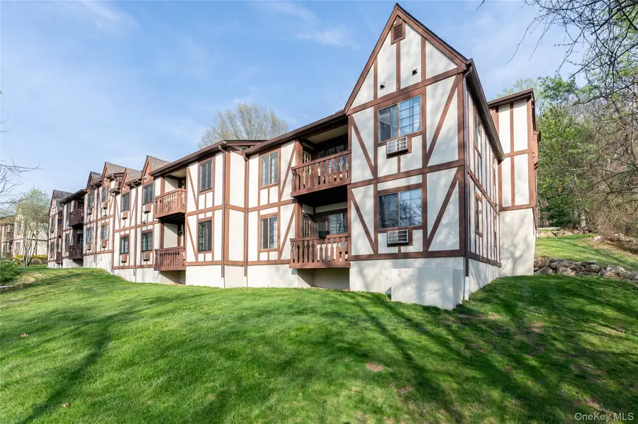 33 Foxwood Circle, Mount Kisco, NY 10549 - #2