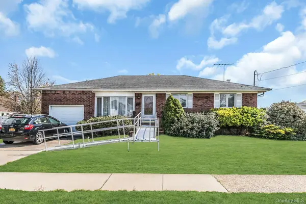 258 N Wisconsin Avenue, North Massapequa, NY 11758