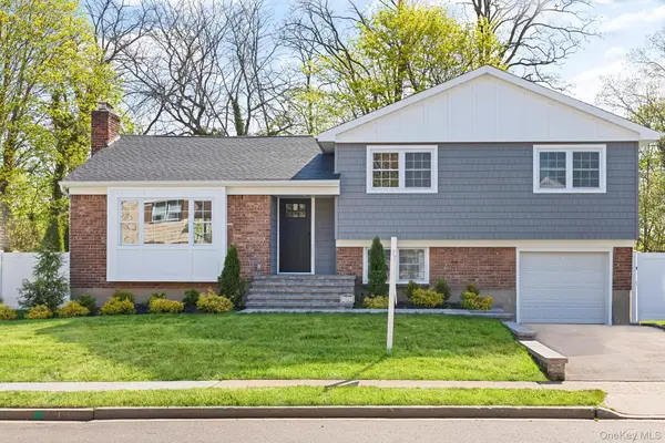 16 Eleanor Road, Plainview, NY 11803