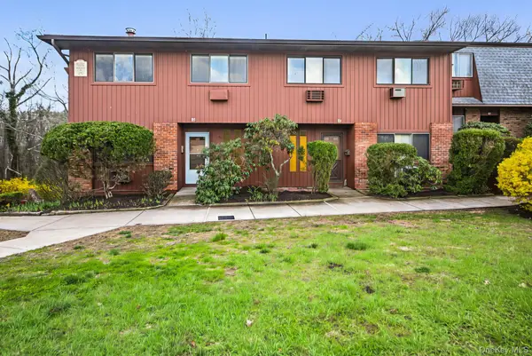 105 Coachlight Square, Montrose, NY 10548