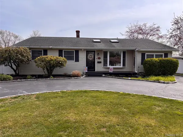 212 Matthews Road, Oakdale, NY 11769