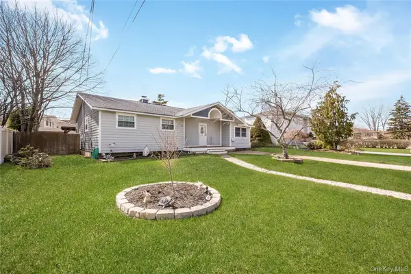 6 Evy Court, Sayville, NY 11782