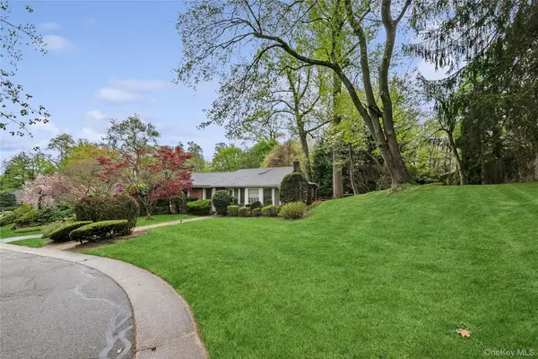 9 Oakwood Circle, Roslyn, NY 11576