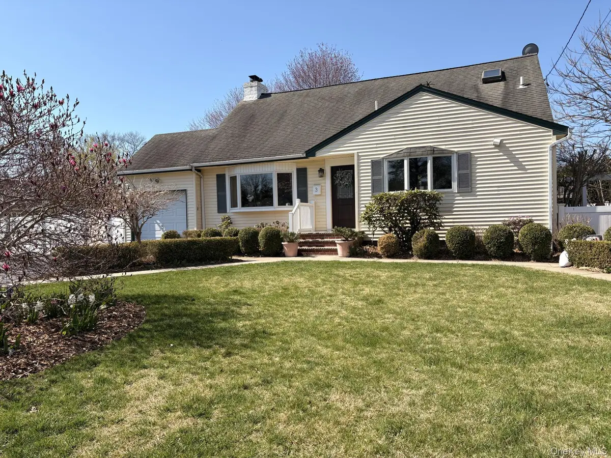 3 Barnfield Place, North Babylon, NY 11703 - #1