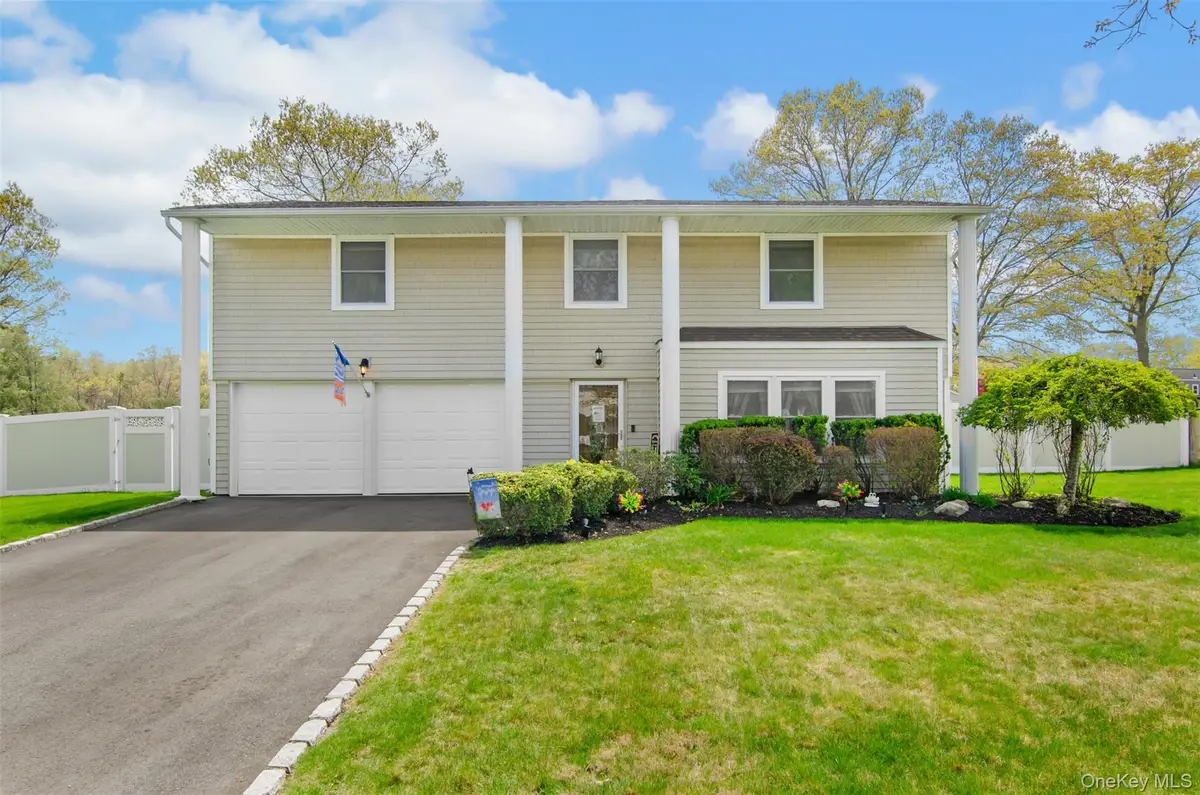 18 Calicotree Lane, Coram, NY 11727 - #1