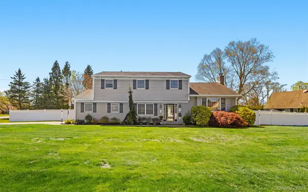 10 Carolee Court, West Islip, NY 11795