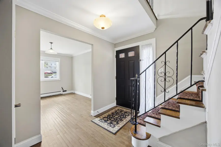 6933 Little Neck Parkway, Glen Oaks, NY 11004 - #3