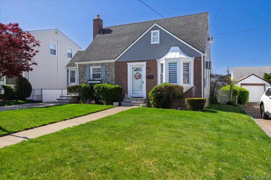 1027 Van Buren Avenue, Franklin Square, NY 11010 - #3