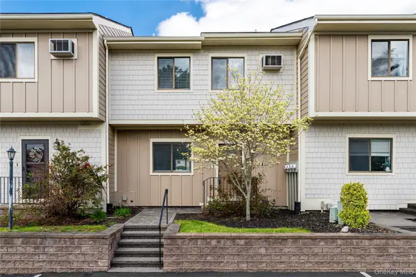 5002 Chelsea Cove N, Hopewell Junction, NY 12533