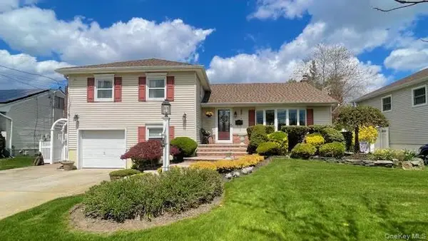 322 Grover Avenue N, Massapequa Park, NY 11762