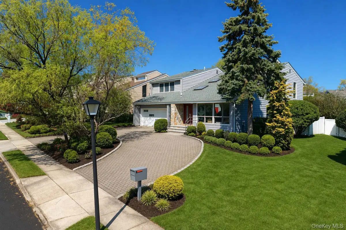 2 Crest Hollow Lane, Albertson, NY 11507 - #1