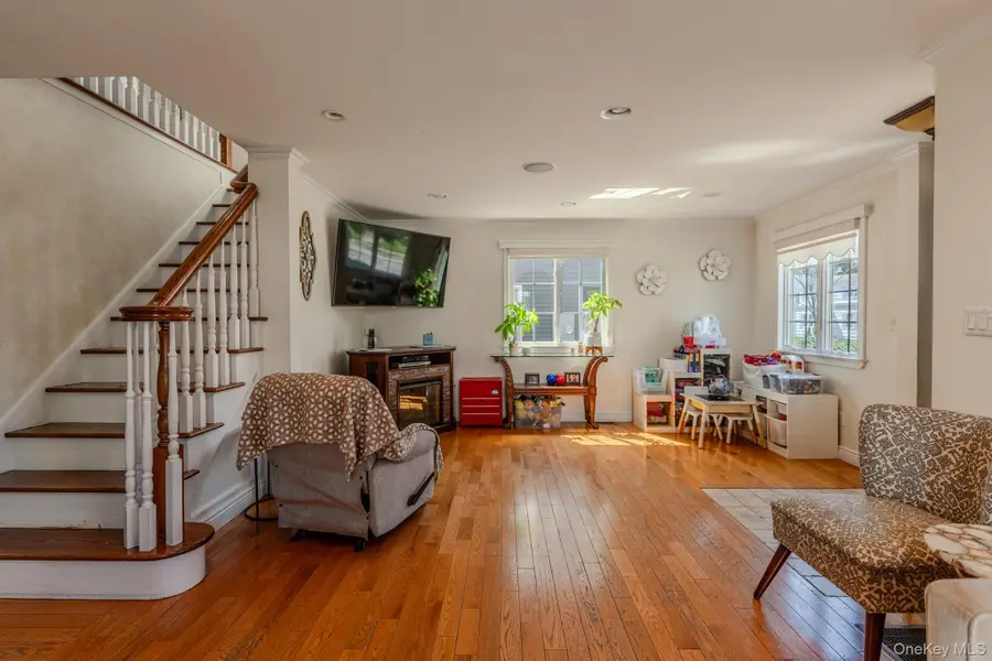 141 Collins Avenue, Williston Park, NY 11596 - #3