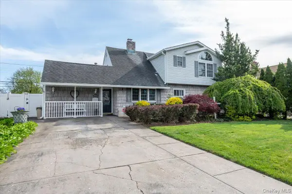 253 Blacksmith Road S, Levittown, NY 11756