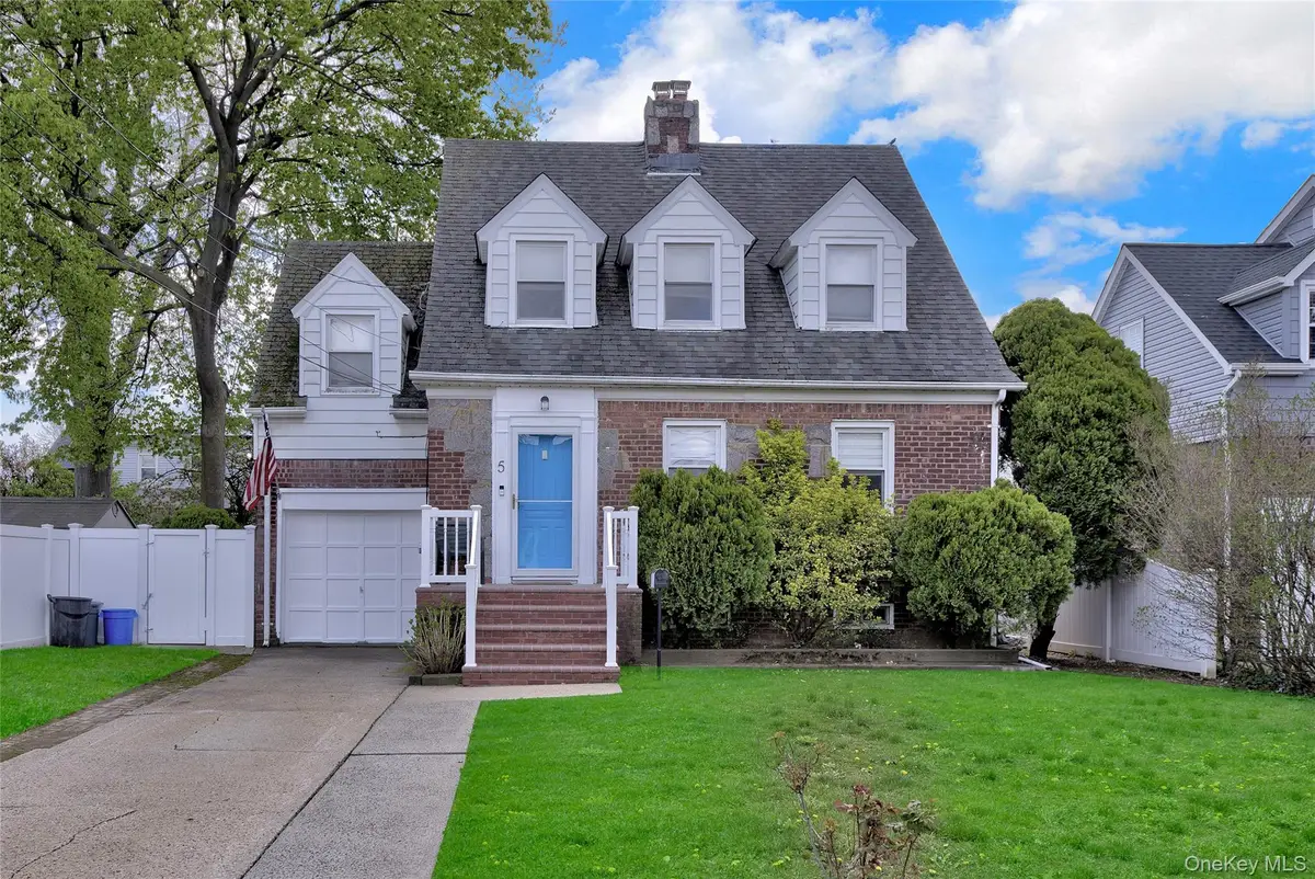 5 Argyle Road, Merrick, NY 11566 - #1